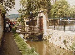 Blick in den Ort Chevreuse mit seinen vielen kleinen Bächen